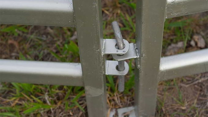 We can see the corral panels welded lugs clearly. Two panels are connected by the pins.