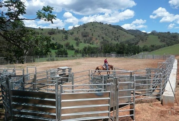 13 Round Corral Panels Inc Gate, round Yard, Cattle Fences, Corral 9m diameter