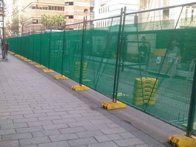 The shade cloth is fixed on the temporary fence, they serve as the barrier for construction sites.