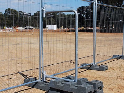 F-frame bracing supports the temporary fence with four rubber feet fixed.